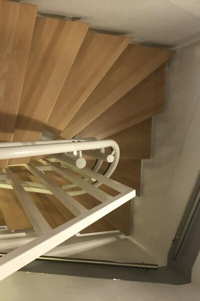 Treppenlift innen, kurvige Treppe, von Fital Treppenlifte - Modell ZC