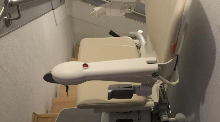 Treppenlift innen, kurvige Treppe, von Fital Treppenlifte - Modell ZC