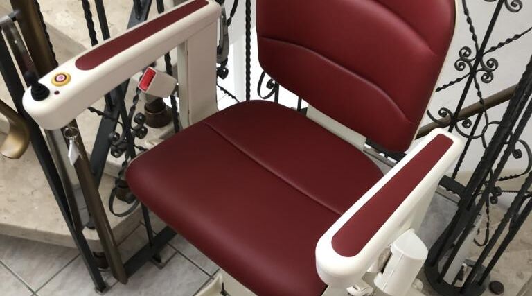Treppenlift innen, kurvige Treppe, von Fital Treppenlifte - Modell EE