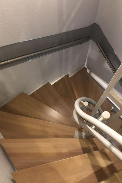 Treppenlift innen, kurvige Treppe, von Fital Treppenlifte - Modell ZC