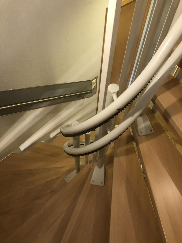 Treppenlift innen, kurvige Treppe, von Fital Treppenlifte - Modell ZC
