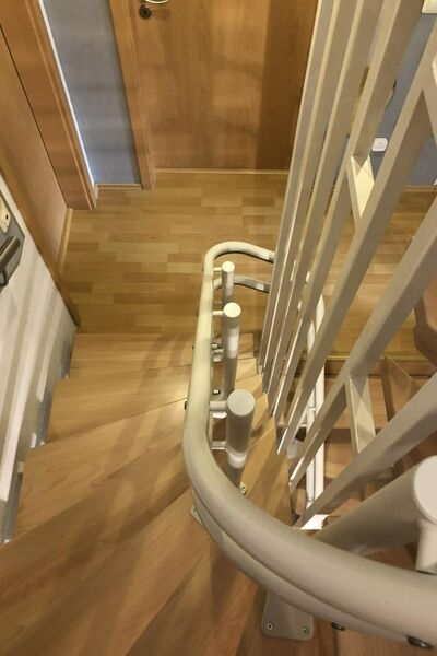 Treppenlift innen, kurvige Treppe, von Fital Treppenlifte - Modell ZC