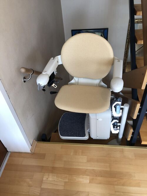 Treppenlift für eine schmale Treppe