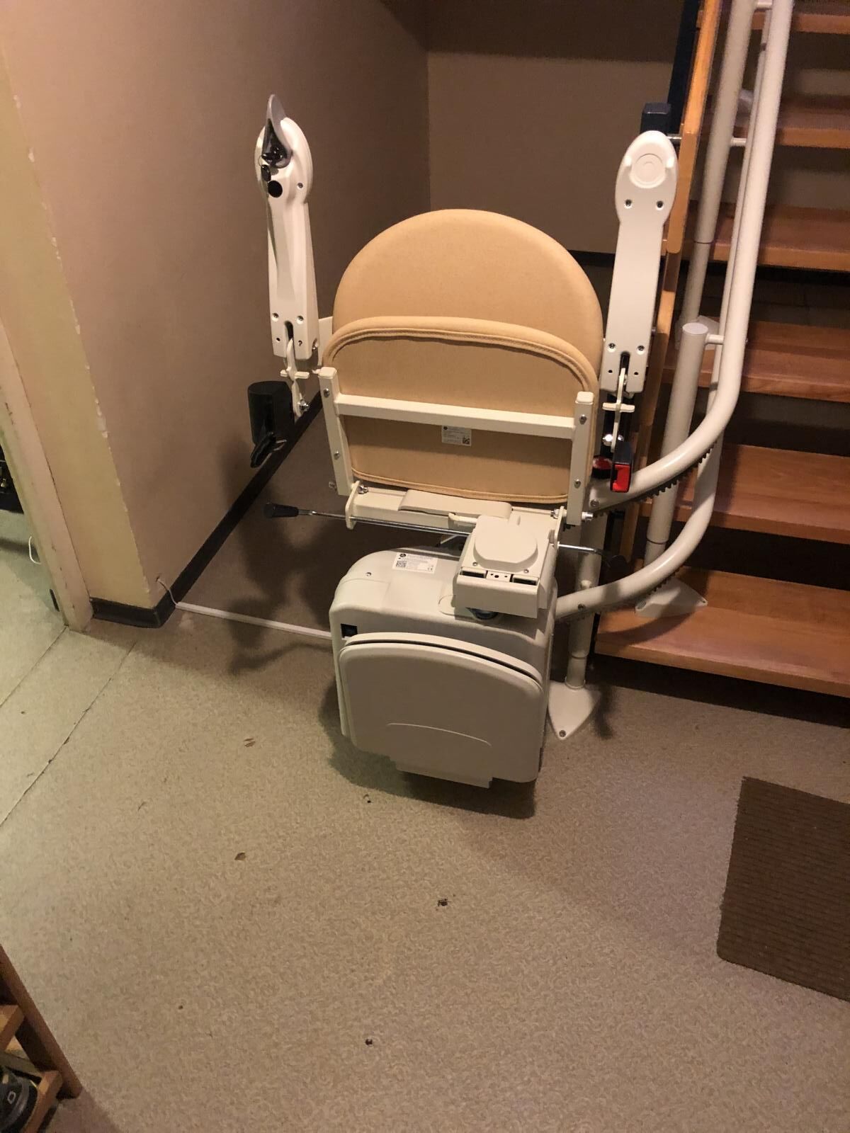 Treppenlift innen, enge Treppe, von Fital Treppenlifte - Modell ZB