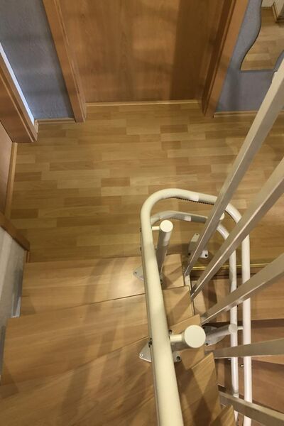 Treppenlift innen, kurvige Treppe, von Fital Treppenlifte - Modell ZC