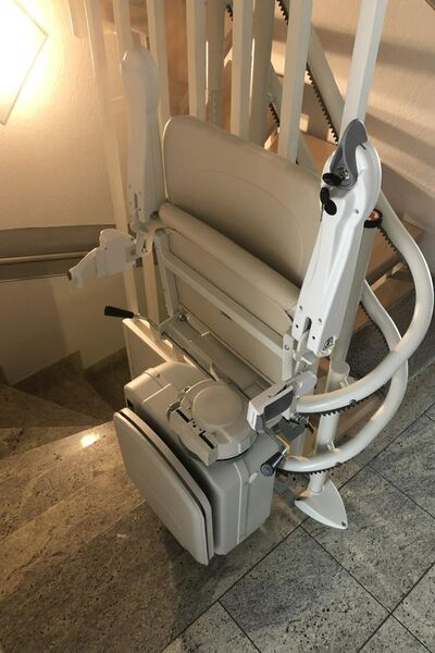 Treppenlift innen, kurvige Treppe, von Fital Treppenlifte - Modell ZC