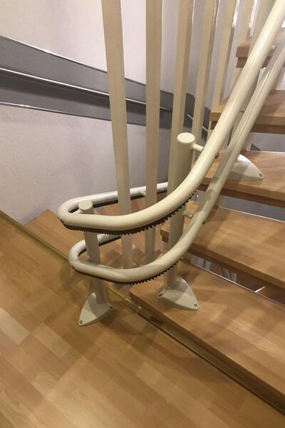 Treppenlift innen, kurvige Treppe, von Fital Treppenlifte - Modell ZC
