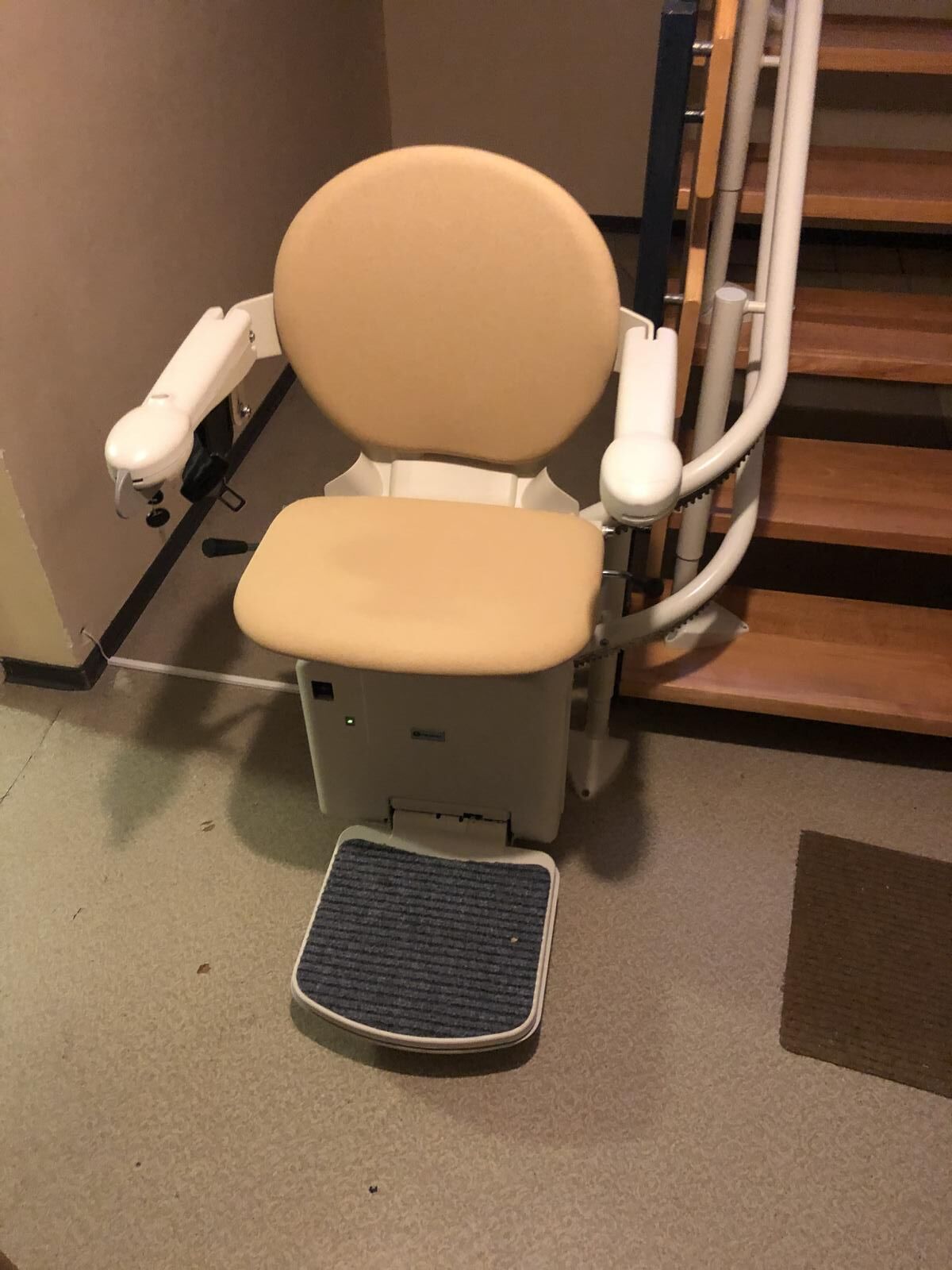 Treppenlift innen, enge Treppe, von Fital Treppenlifte - Modell ZB