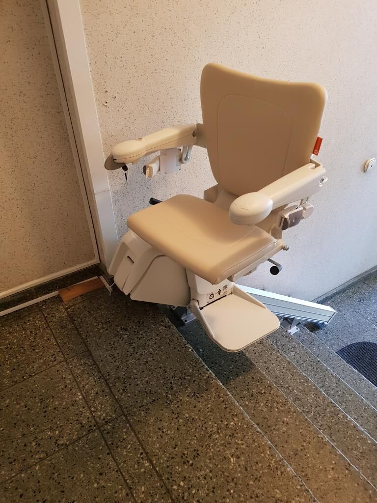 Treppenlift innen, gerade Treppe, von Fital Treppenlifte - Modell GFR