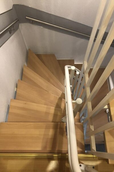 Treppenlift innen, kurvige Treppe, von Fital Treppenlifte - Modell ZC