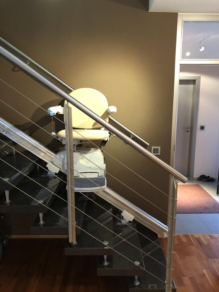 Treppenlift innen, gerade Treppe, von Fital Treppenlifte - Modell GB