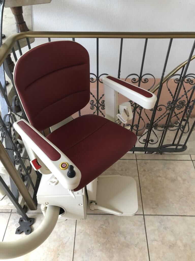 Treppenlift innen, kurvige Treppe, von Fital Treppenlifte - Modell EE