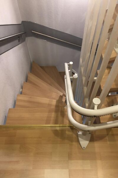 Treppenlift innen, kurvige Treppe, von Fital Treppenlifte - Modell ZC