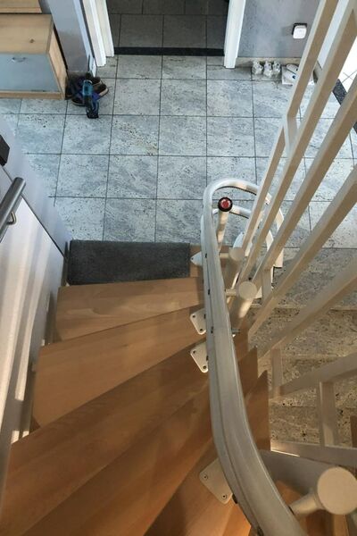 Treppenlift innen, kurvige Treppe, von Fital Treppenlifte - Modell ZC