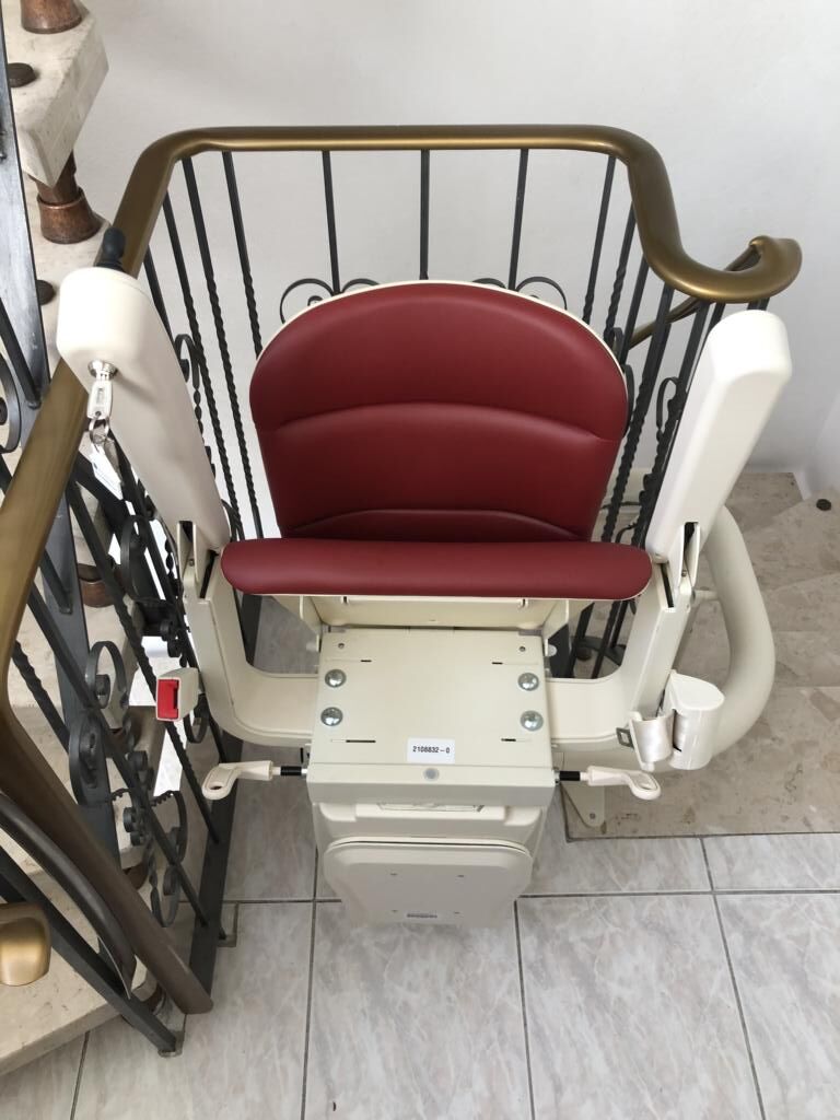 Treppenlift innen, kurvige Treppe, von Fital Treppenlifte - Modell EE