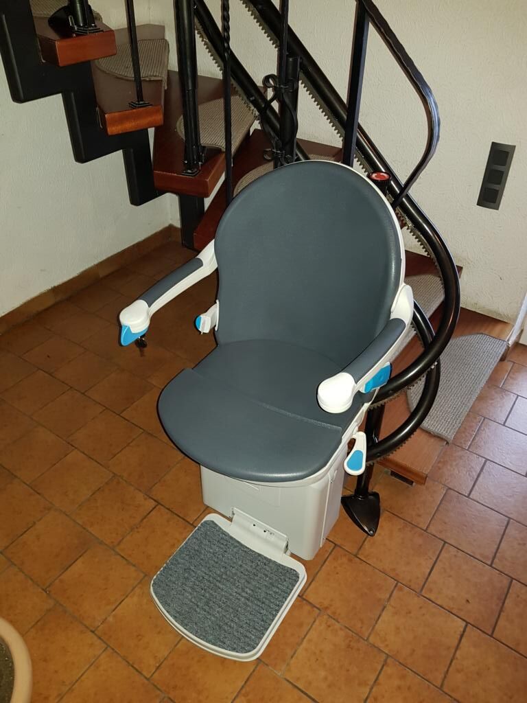 Treppenlift innen, kurvige Treppe, von Fital Treppenlifte - Modell ZP