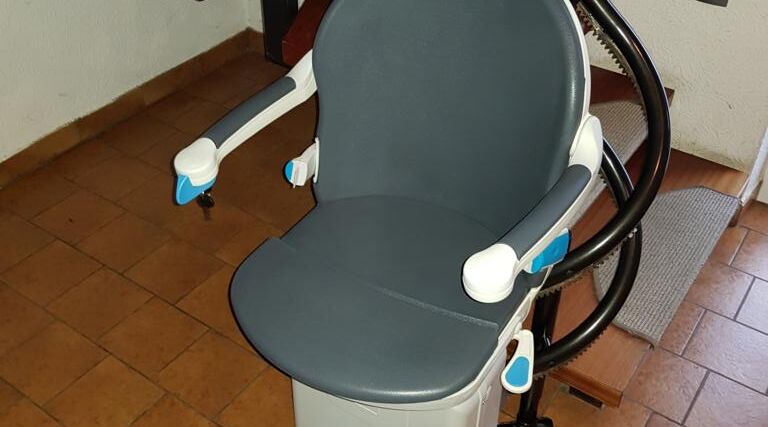 Treppenlift innen, kurvige Treppe, von Fital Treppenlifte - Modell ZP