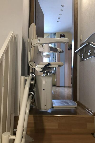 Treppenlift innen, kurvige Treppe, von Fital Treppenlifte - Modell ZC