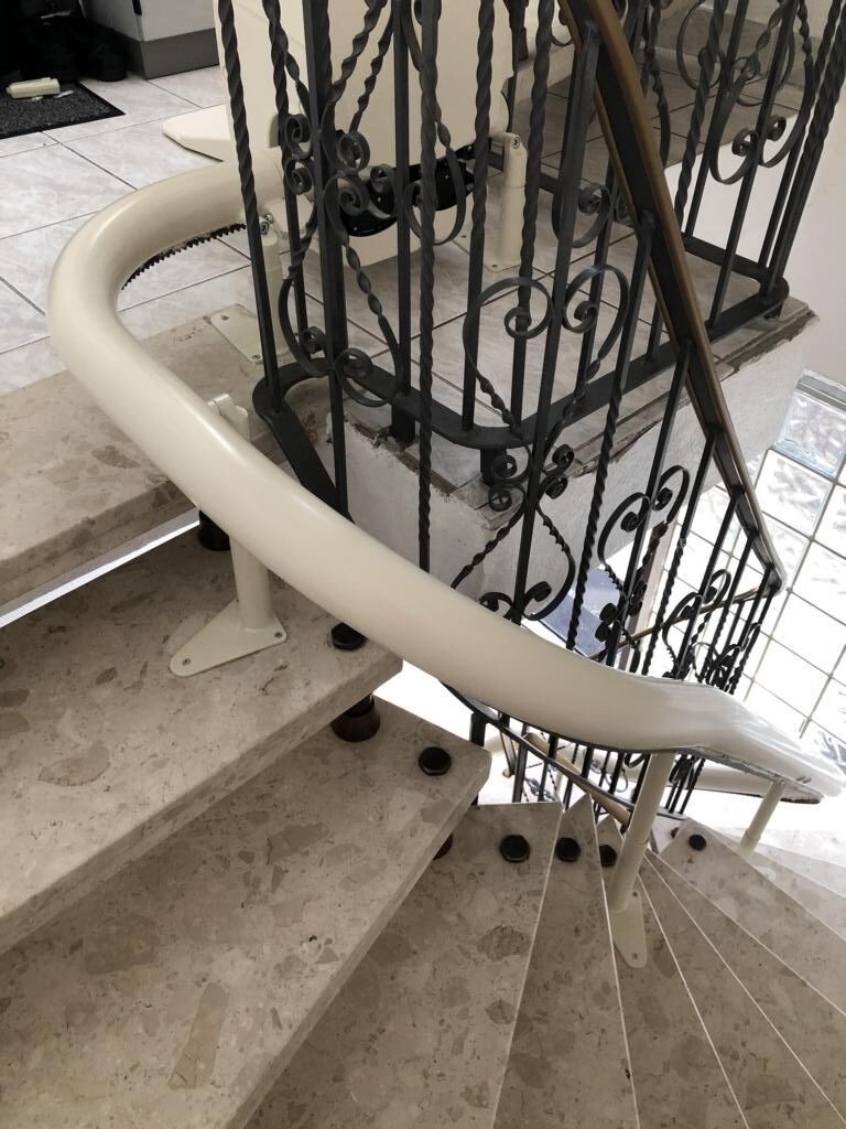 Treppenlift innen, kurvige Treppe, von Fital Treppenlifte - Modell EE