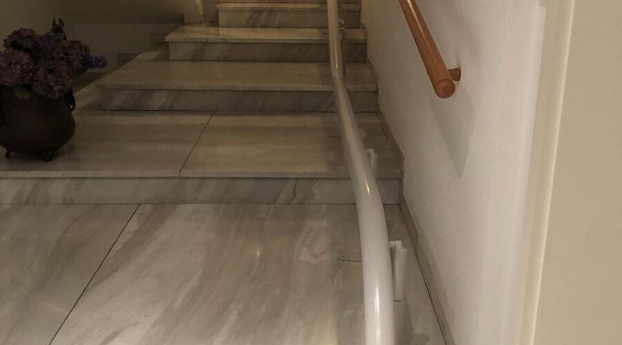 Treppenlift innen, kurvige Treppe, von Fital Treppenlifte - Modell EC