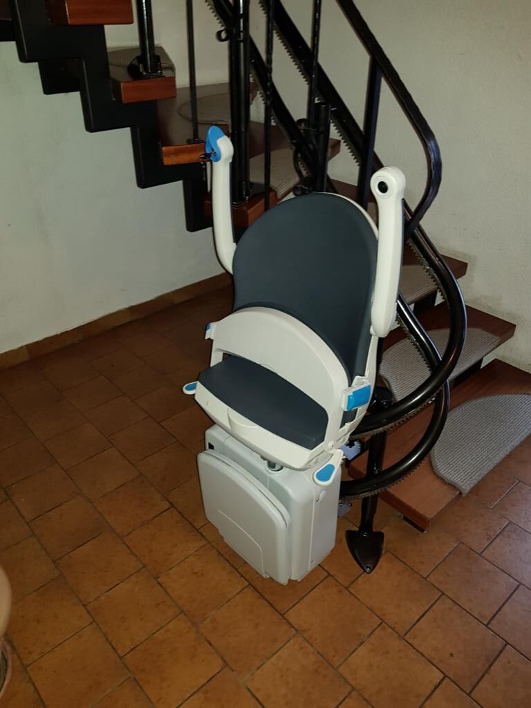 Treppenlift innen, kurvige Treppe, von Fital Treppenlifte - Modell ZP
