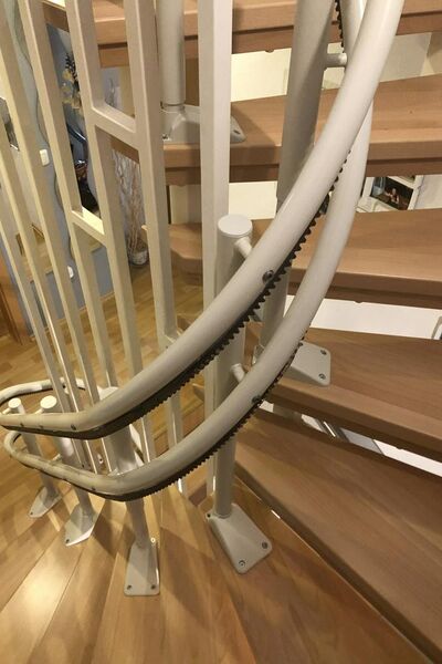 Treppenlift innen, kurvige Treppe, von Fital Treppenlifte - Modell ZC