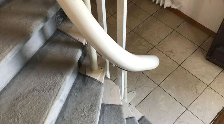 Treppenlift innen, kurvige Treppe, von Fital Treppenlifte - Modell EC
