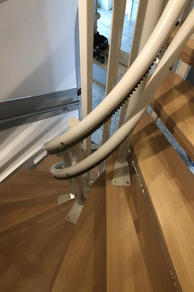 Treppenlift innen, kurvige Treppe, von Fital Treppenlifte - Modell ZC