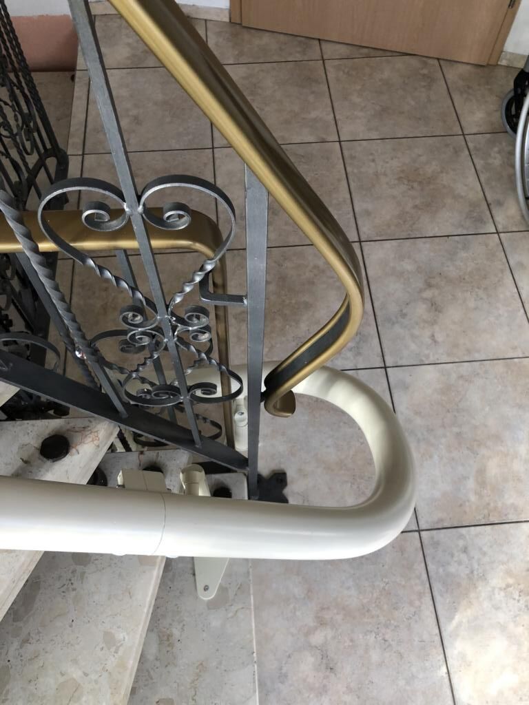 Treppenlift innen, kurvige Treppe, von Fital Treppenlifte - Modell EE