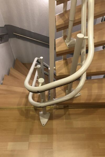 Treppenlift innen, kurvige Treppe, von Fital Treppenlifte - Modell ZC