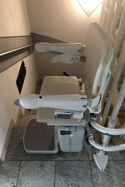 Treppenlift innen, kurvige Treppe, von Fital Treppenlifte - Modell ZC