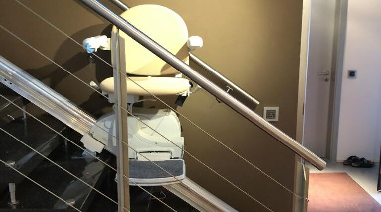 Treppenlift innen, gerade Treppe, von Fital Treppenlifte - Modell GB