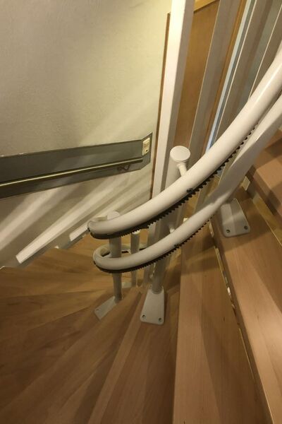 Treppenlift innen, kurvige Treppe, von Fital Treppenlifte - Modell ZC