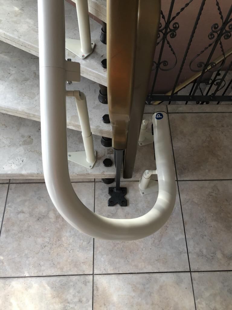 Treppenlift innen, kurvige Treppe, von Fital Treppenlifte - Modell EE