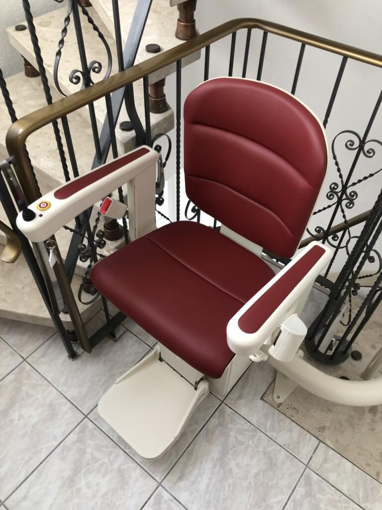 Treppenlift innen, kurvige Treppe, von Fital Treppenlifte - Modell EE