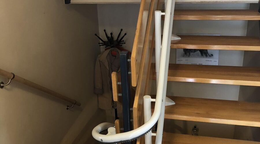 Treppenlift innen, enge Treppe, von Fital Treppenlifte - Modell ZB