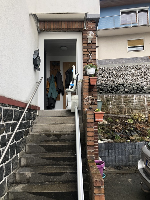 FITAL Treppenlifte - Treppenlift außen gerade Treppe in Darmstadt