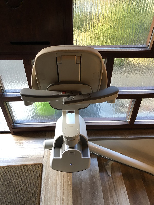 FITAL Treppenlifte - Treppenlift 1-Rohr FLOW X Hannover hochgeklappt