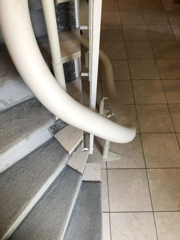 Treppenlift innen, kurvige Treppe von Fital Treppenlifte