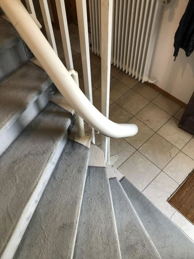 Treppenlift innen, kurvige Treppe, von Fital Treppenlifte - Modell EC