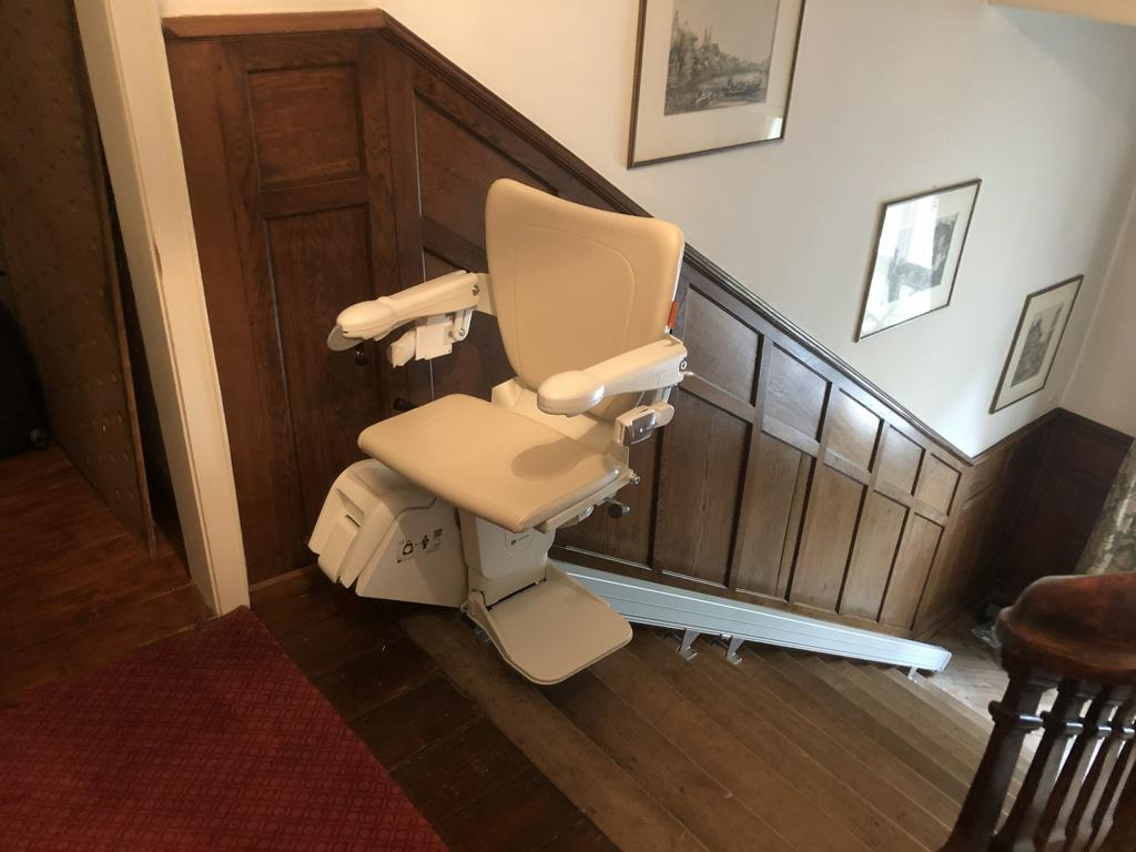 Treppenlift innen, gerade Treppe, von Fital Treppenlifte - Modell GFR