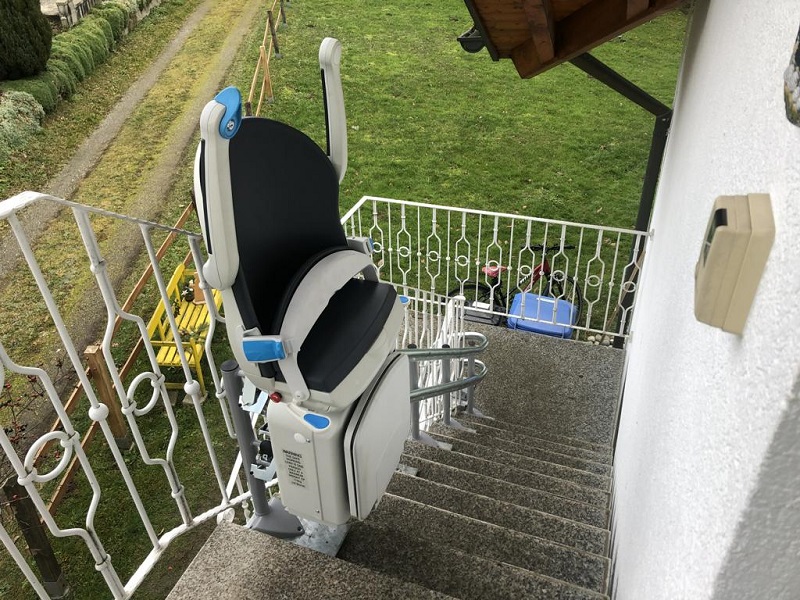 FITAL Treppenlifte - Treppenlift außen - kurvige Treppe