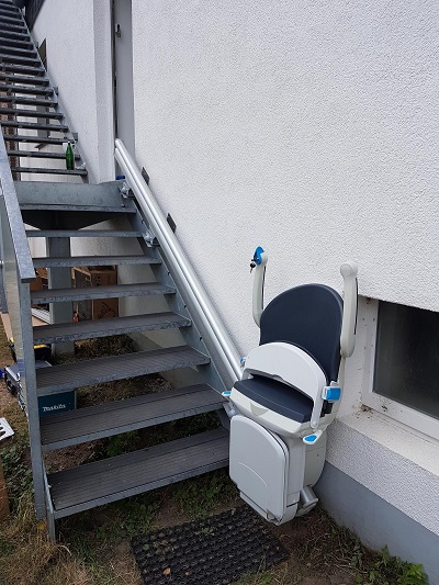 Beispielbild gebrauchter Treppenlift, Außentreppe, Modell GA, hochgeklappt